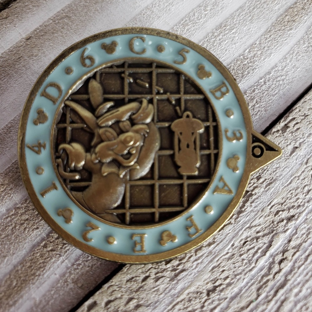 $6 🍁 Disney Quest  pin
